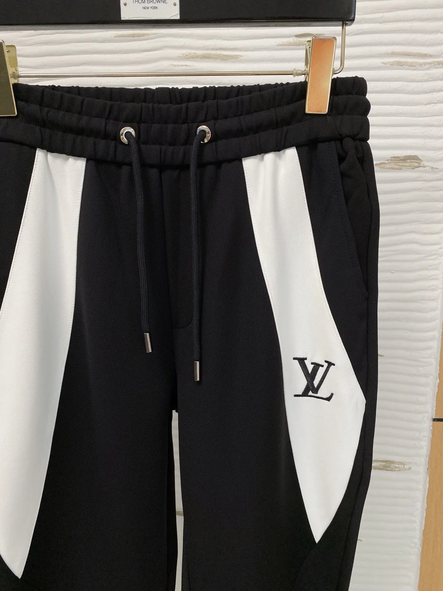 🅿️720 [LV Louis Vuitton] hot-selling suit is coming. Focus on the original version of the official website. 2025 new hot-selling cardigan and sweatshirt suit. The original order is the best. 🇭🇰The meticulous work of top designers. It has a fitting and perfect upper body effect. All-natural high-quality Tencel Roman cotton 100%, close-fitting comfort, noble and elegant! Original hardware embodies elegance and nobility! Counter size: M-3XL (maximum wear up to 190 pounds)